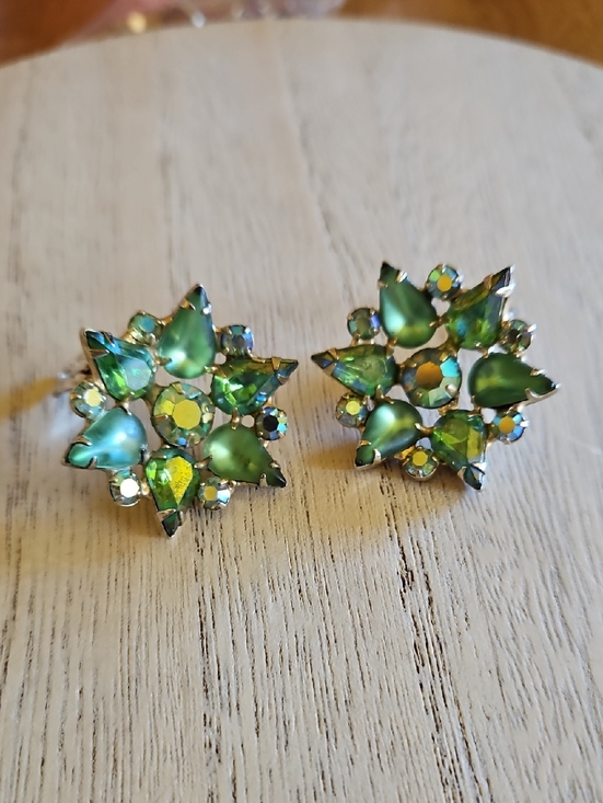 Vintage Jewelry - GARNE Vintage green Aurora Borealis starburst design clip on earrings